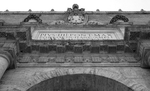building at oiazza del popolo