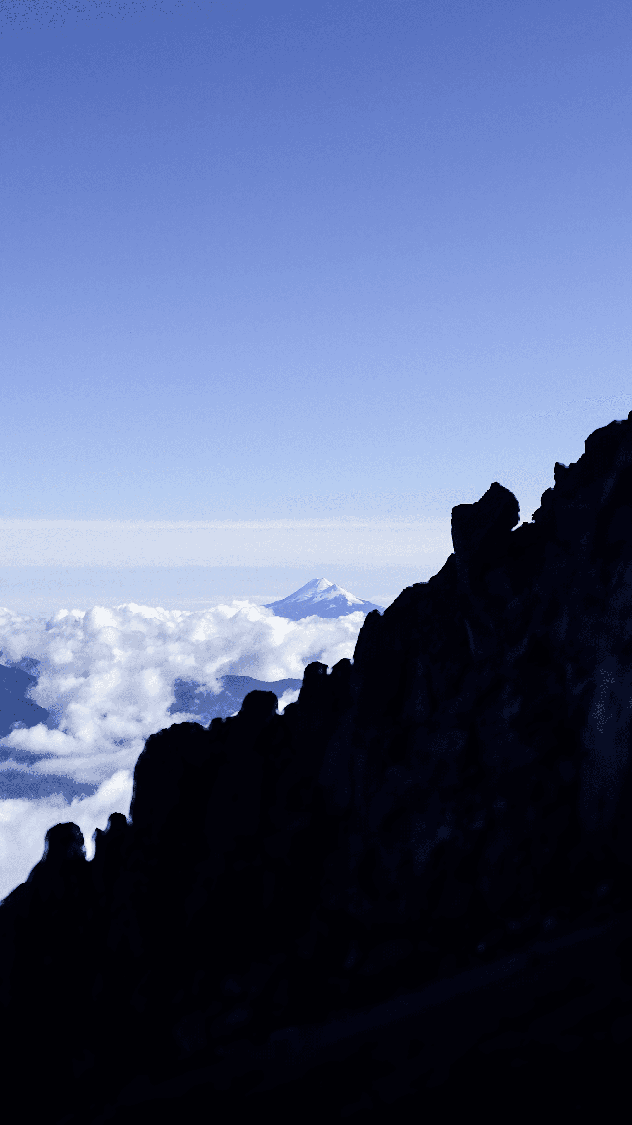 flanc du volcan villarica avec vue sur une mer de nuage