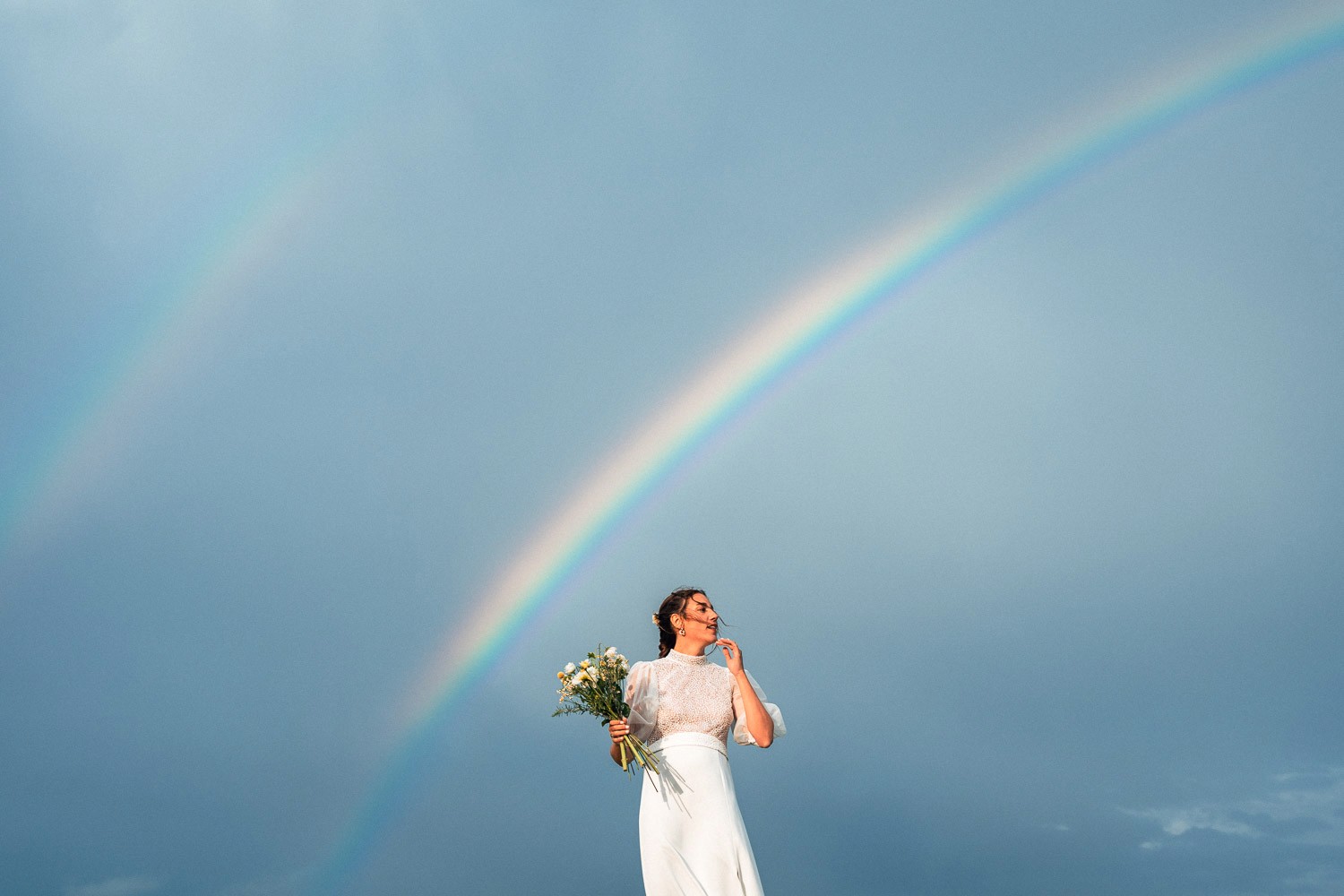 Mariée lançant son bouquet sous un arc-en-ciel, Pays Basque