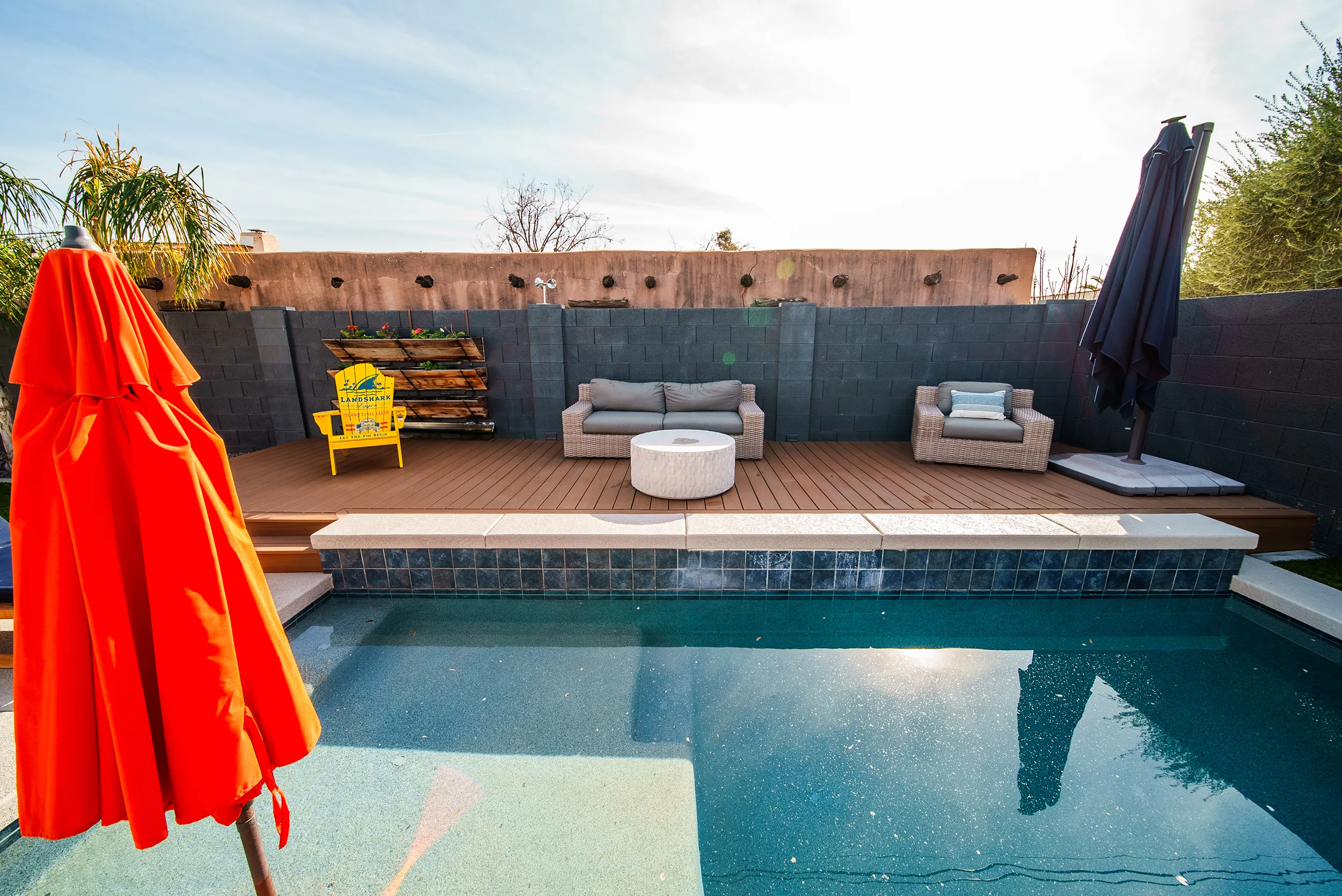 HBC Desks – A Contemporary Poolside Sanctuary with Trex Transcend Lineage decking