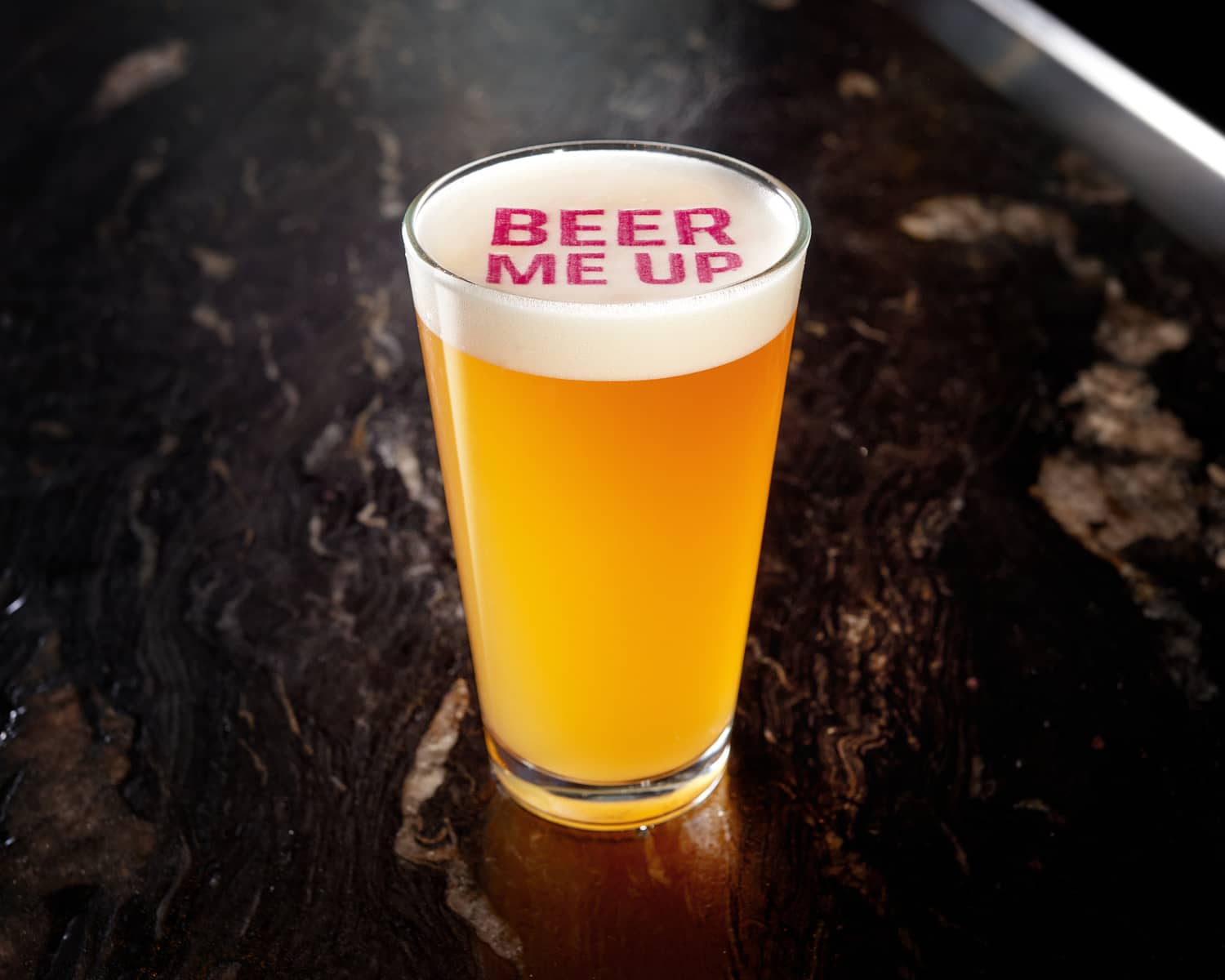 Verre de bierre avec Beer me up inscrit sur le dessus