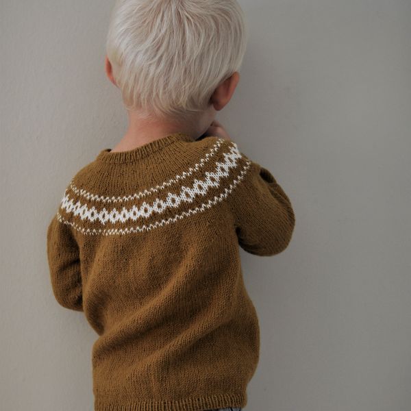 Alm-sweater knitting pattern by Yndestrikk