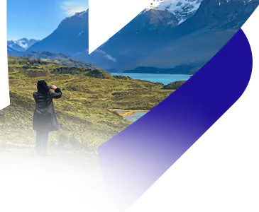 Vista da estrada andina através do para-brisa do ônibus do Circuito Andino, com paisagem desértica de altitude e montanhas ao fundo, ilustrando o ritmo equilibrado entre estrada e descanso.