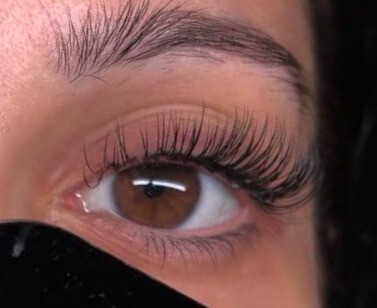 Extension de cils classique sur œil marron – effet naturel et soigné, mise en valeur subtile du regard en institut de beauté.
