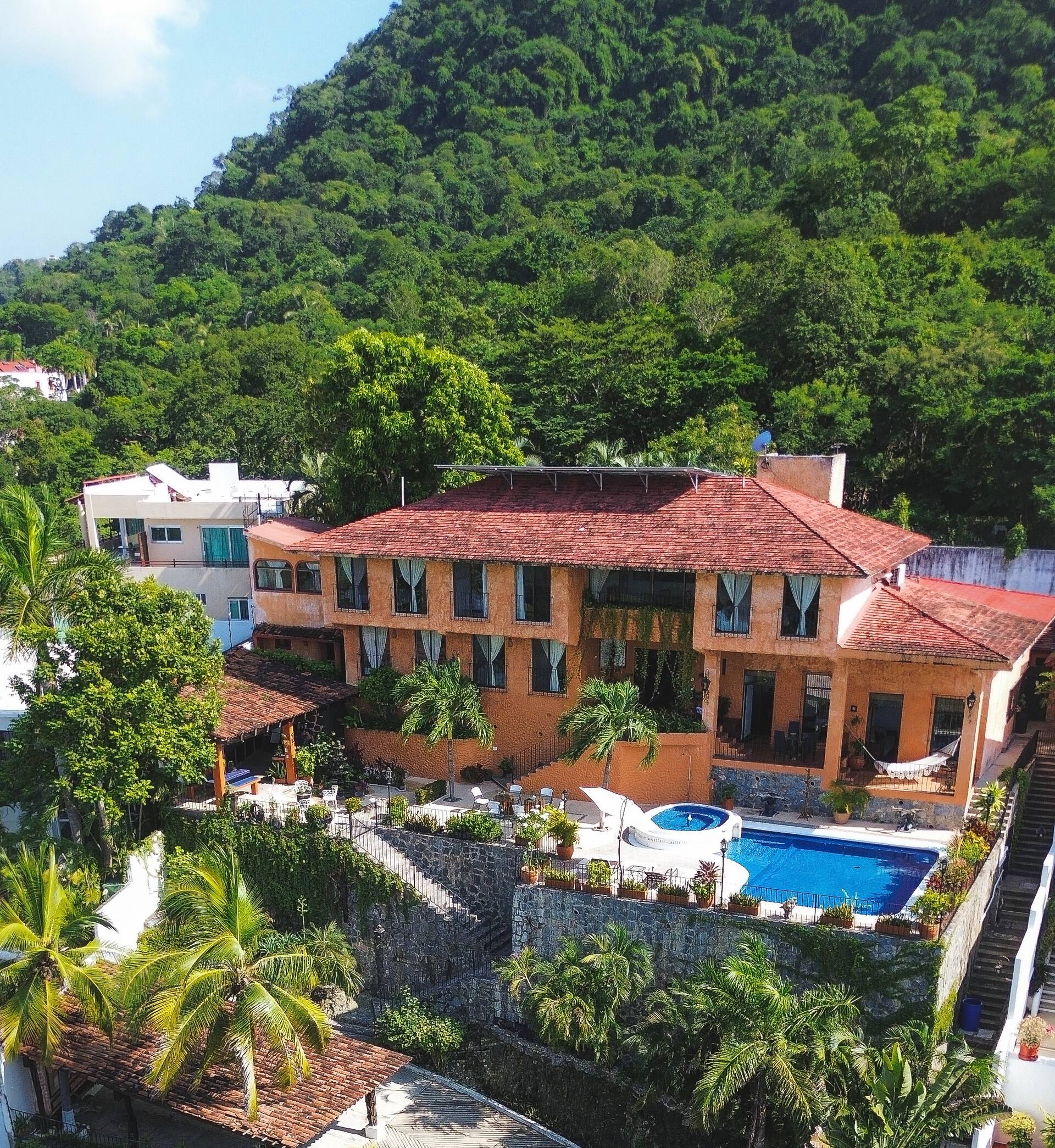 white building photographt