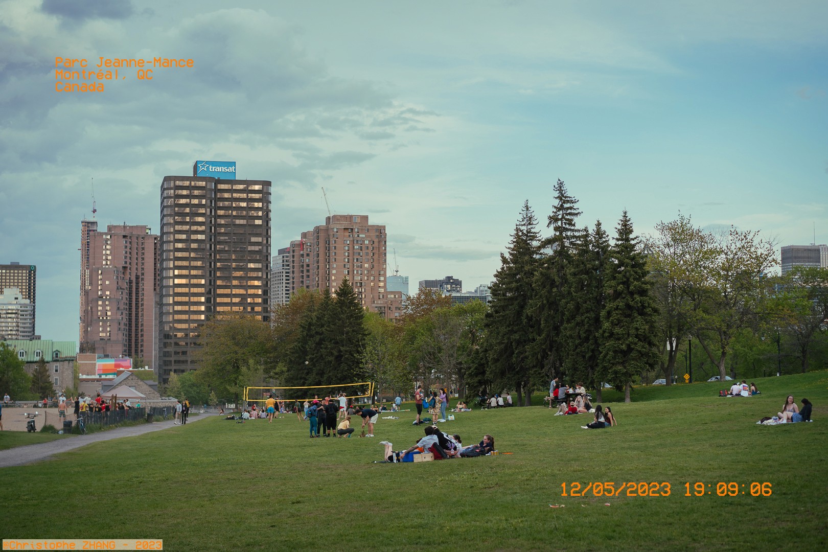  Parc Jeanne-Mance à Montréal avec des gens profitant d'une soirée de printemps.