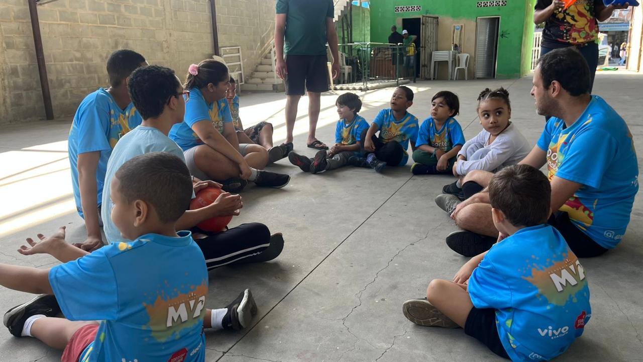 Grupo de crianças em atividade esportiva