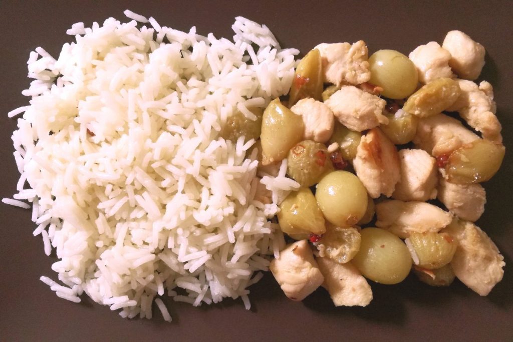 Filetti di pollo all'uva con lime e pepe rosa