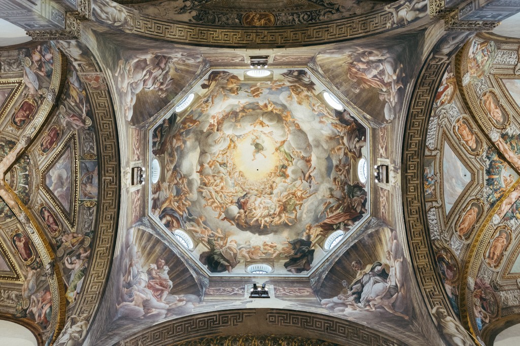 Volta affrescata della chiesa con decorazioni barocche, dettaglio architettonico della cerimonia matrimoniale
