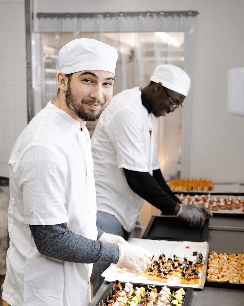 plateau servi et préparé par deux apprenant à La Table de Cana