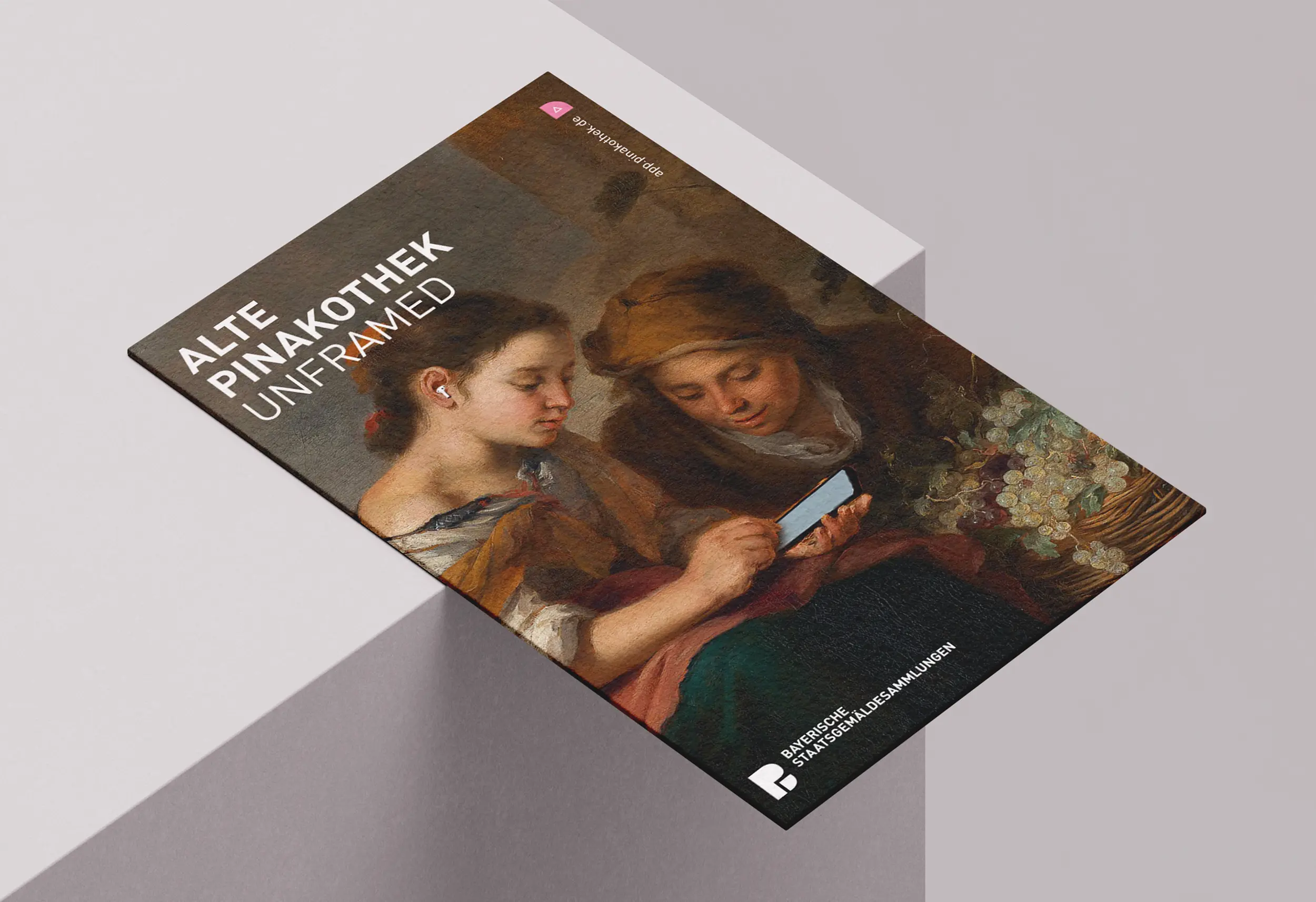 Postkarten-Mockup mit Murillo-Motiv (Kinder mit Trauben und Smartphone), Schriftzug „Alte Pinakothek Unframed“ und URL app.pinakothek.de.
