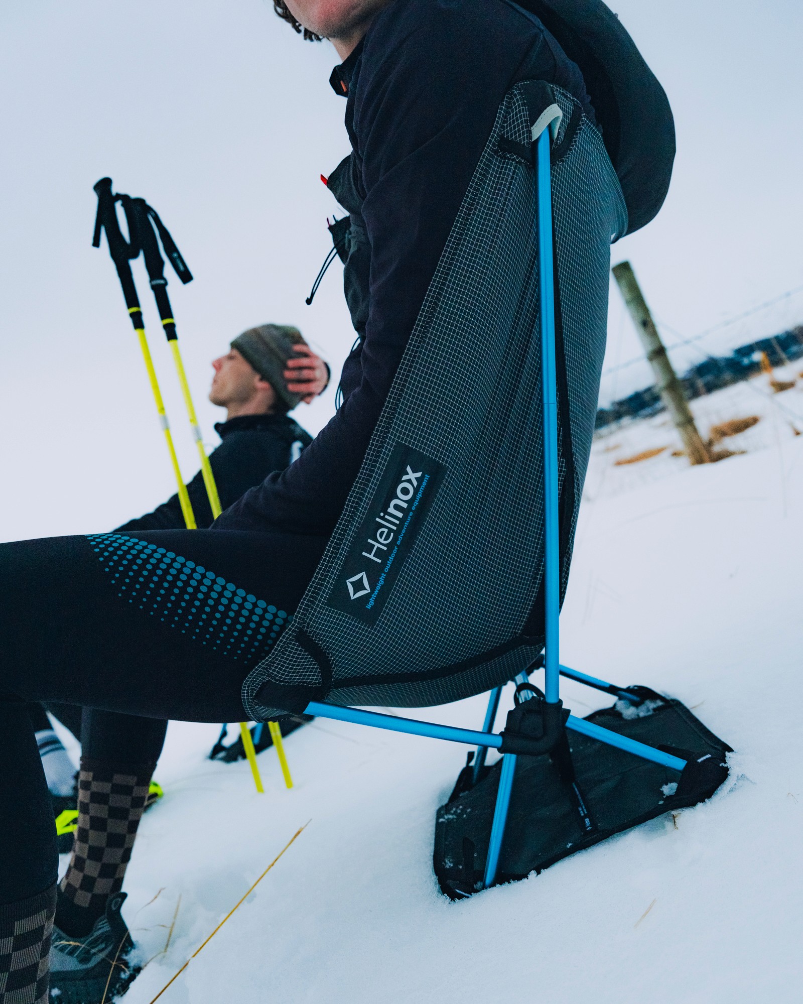 Deux personnes sont assises sur des chaises pliantes de camping Helinox