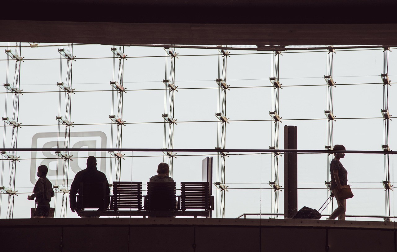 silhouettes,-people,-bank,-suitcase,-building,-structure,-to-travel,-station,-wa - wal_172619 (pixabay)
