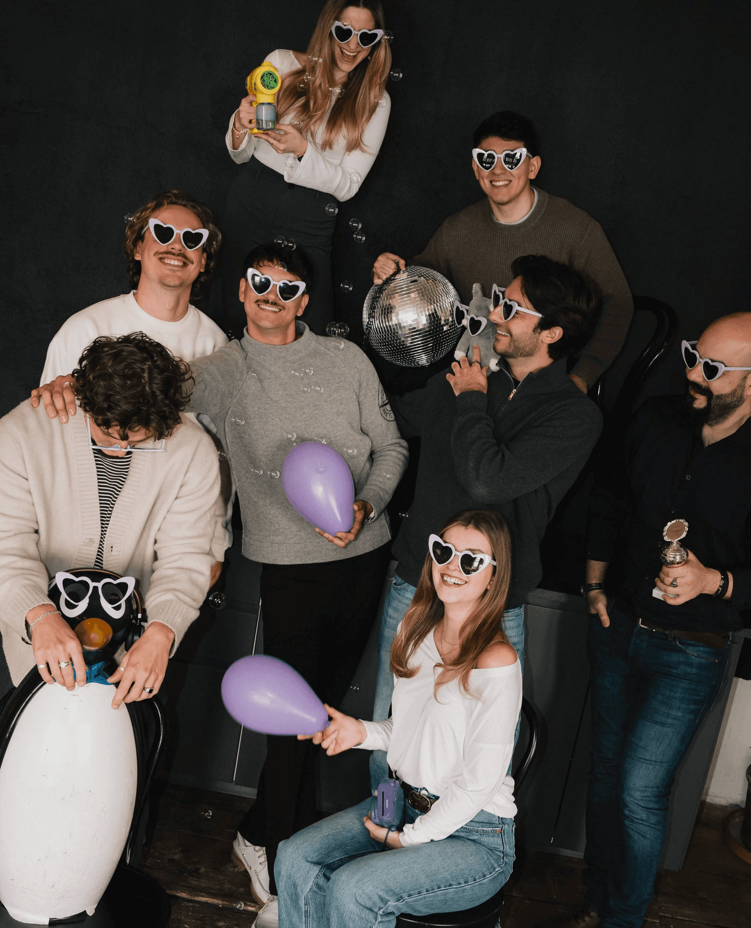 Teamfoto von 3 Label Up Mitarbeitern, wie sie auf einen Computer schauen