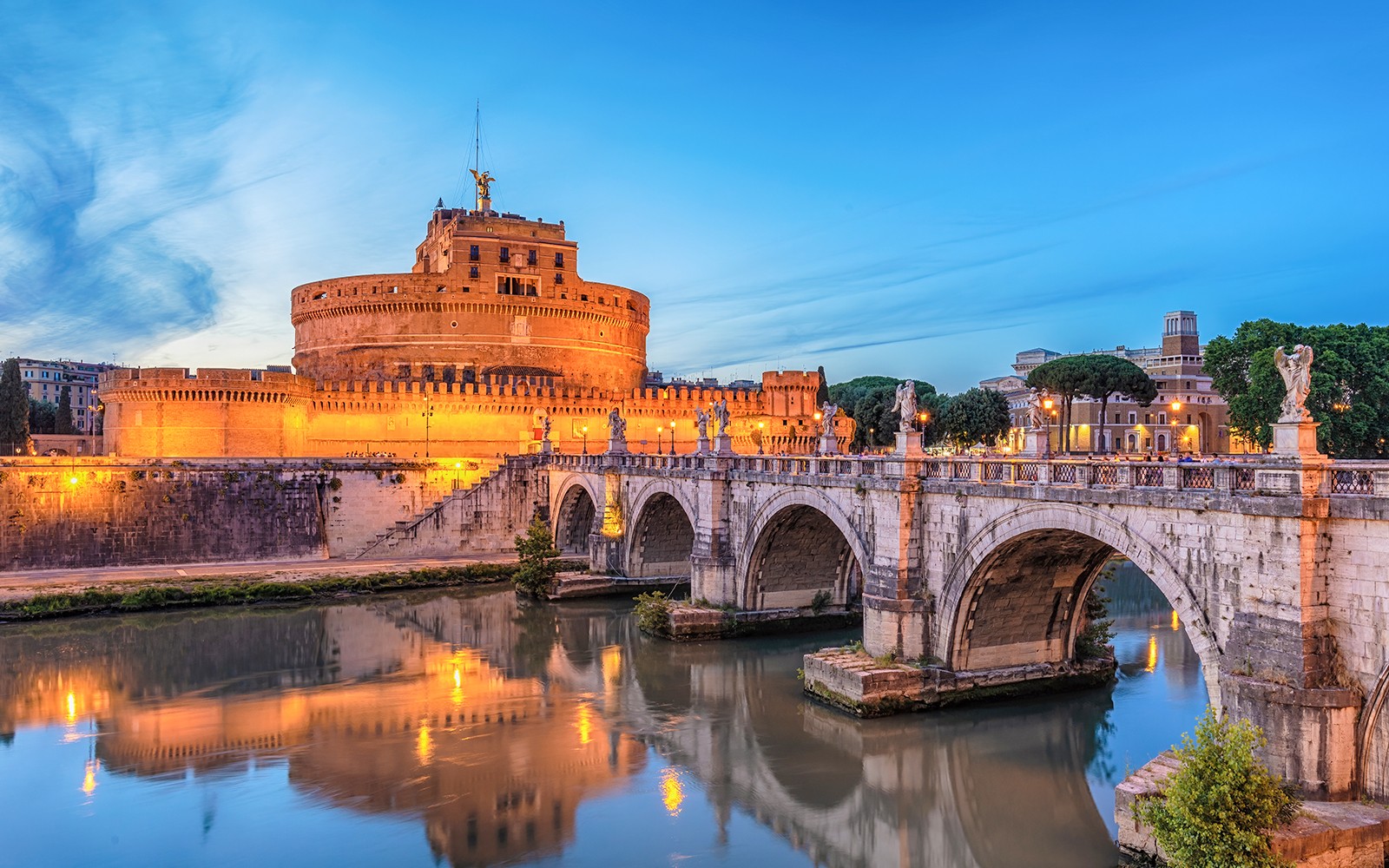聖天使堡同聖天使橋，喺義大利羅馬的台伯河上，夜晚。