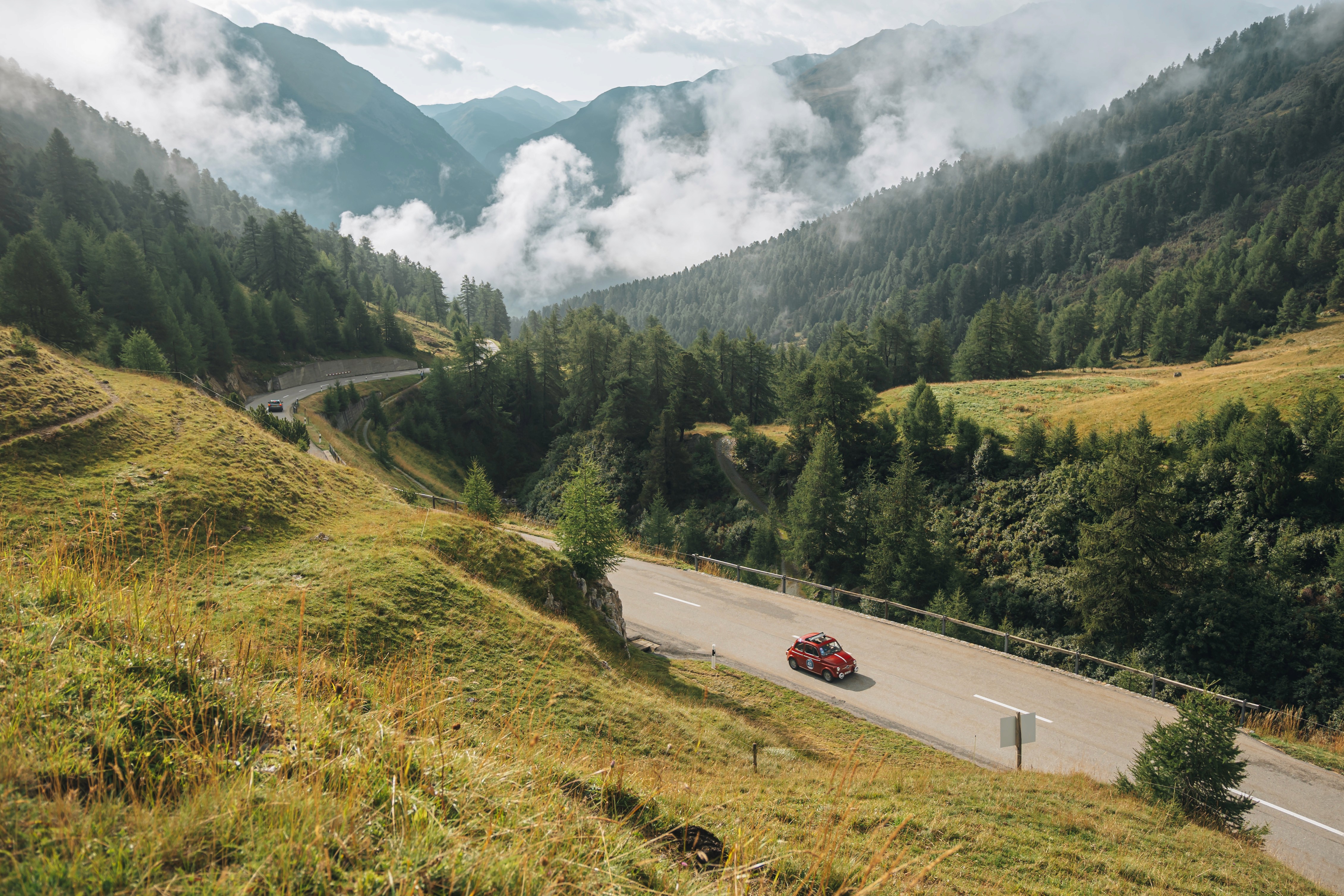 fiat 500 su strada di montagna con panorama