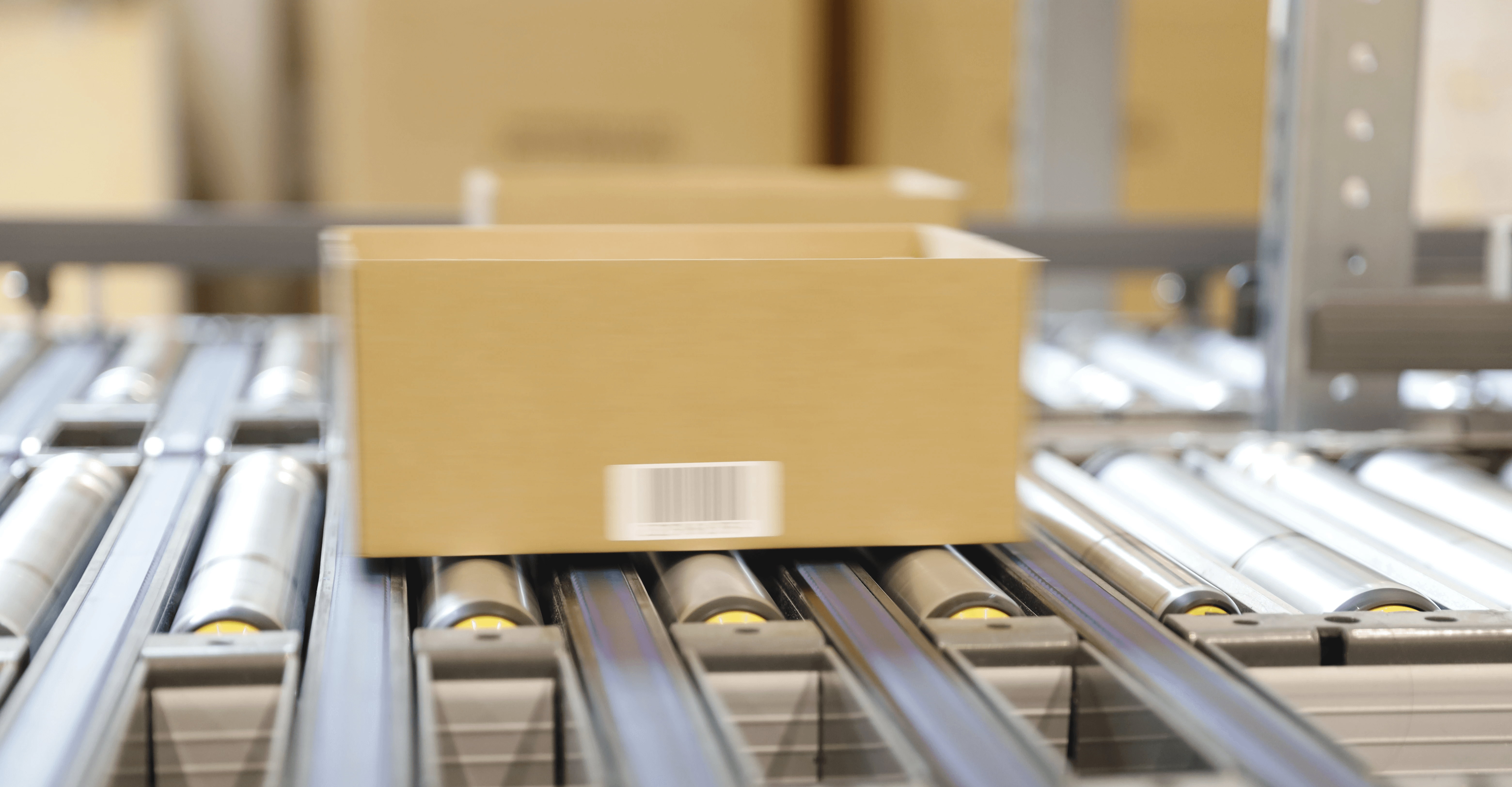 Kartonglåda på rullband. Leverans av paket i lager. Logistik och distribution.