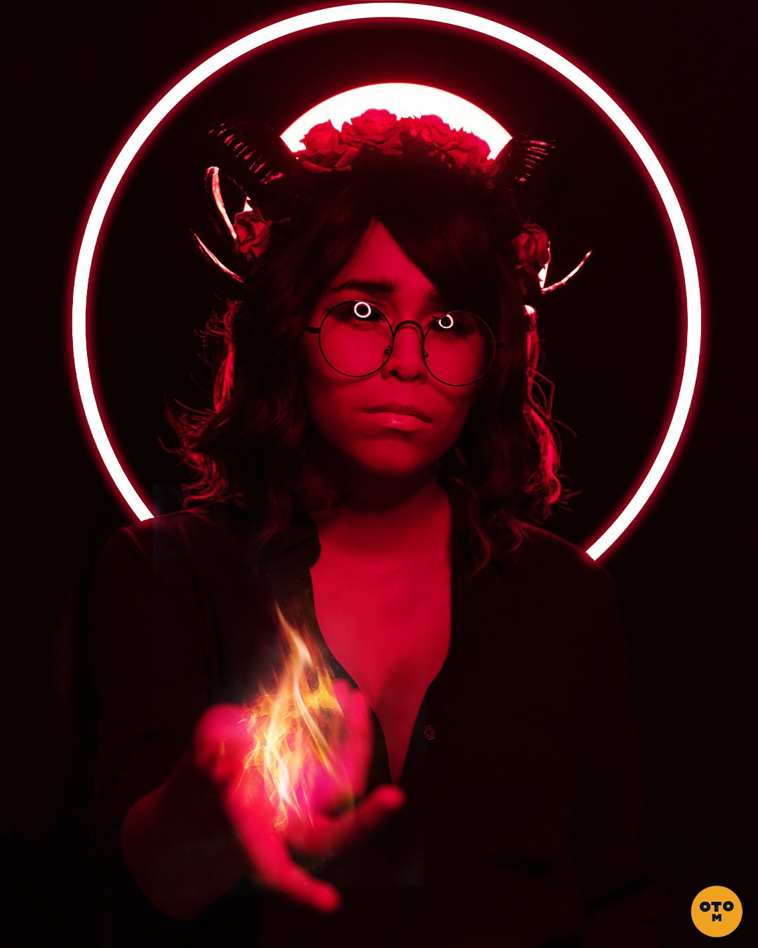 Tiefling girl doing fire magic, photography and edit by @otrominuto. model: @emi.tela 