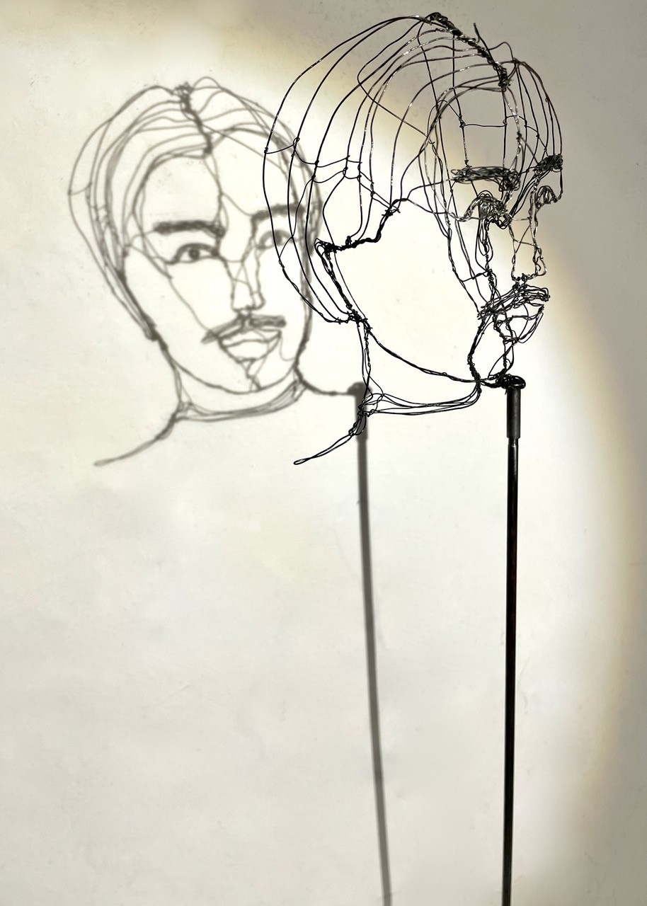 Sculpture en fil de fer représentant le visage d'un homme, vue détaillée de profil