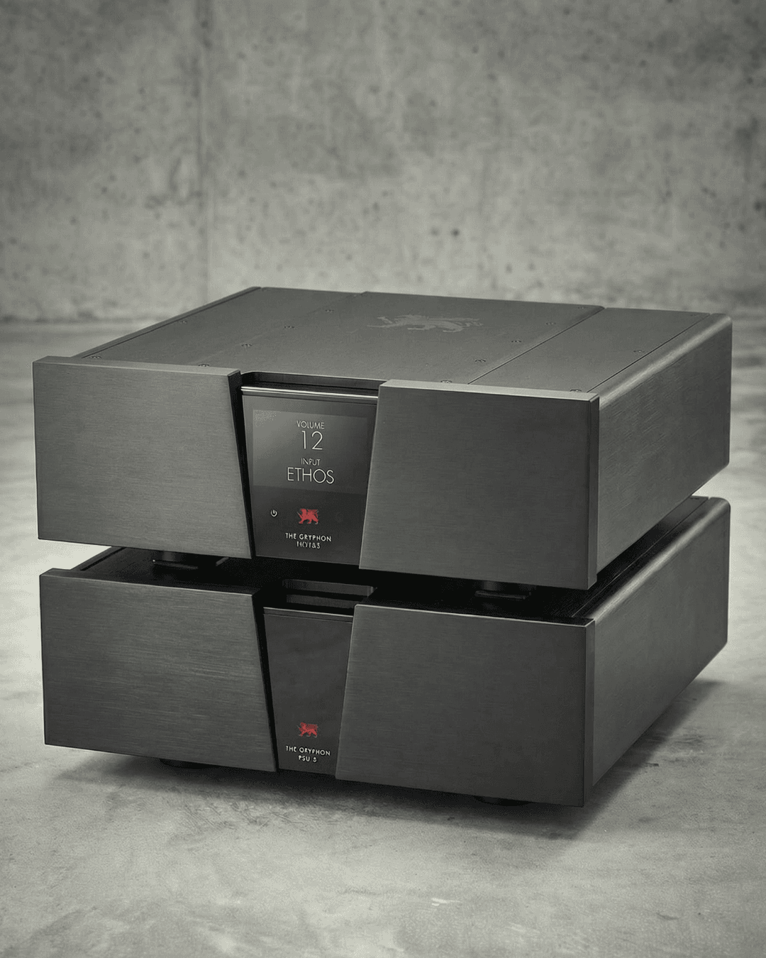 The Gryphon Audio - Preamplifier - HELIOS - Top and front view - LE STUDIO HIFI Official Gryphon Audio Dealer