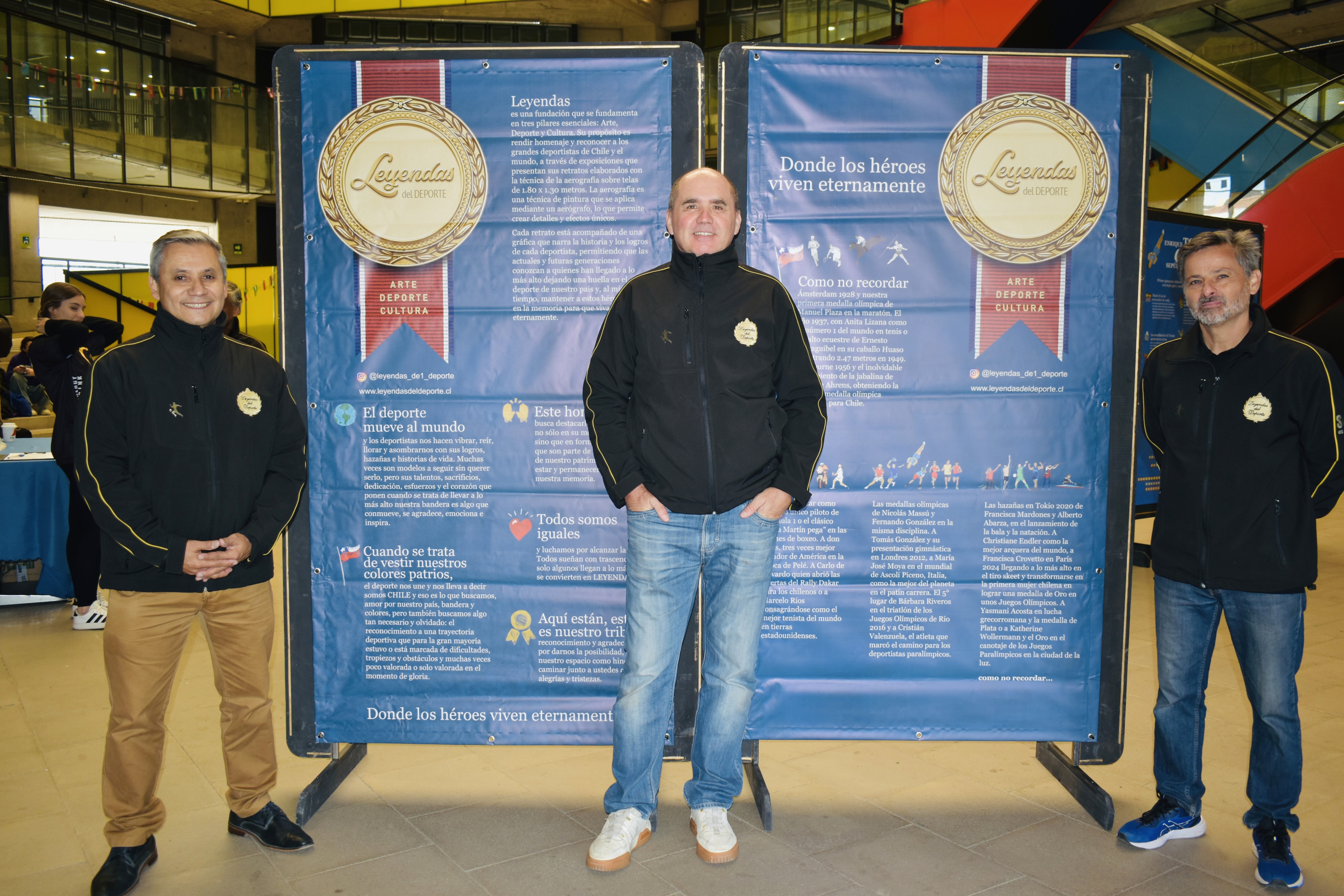 Directores de la fundación Leyendas del Deporte posando en la exposición.