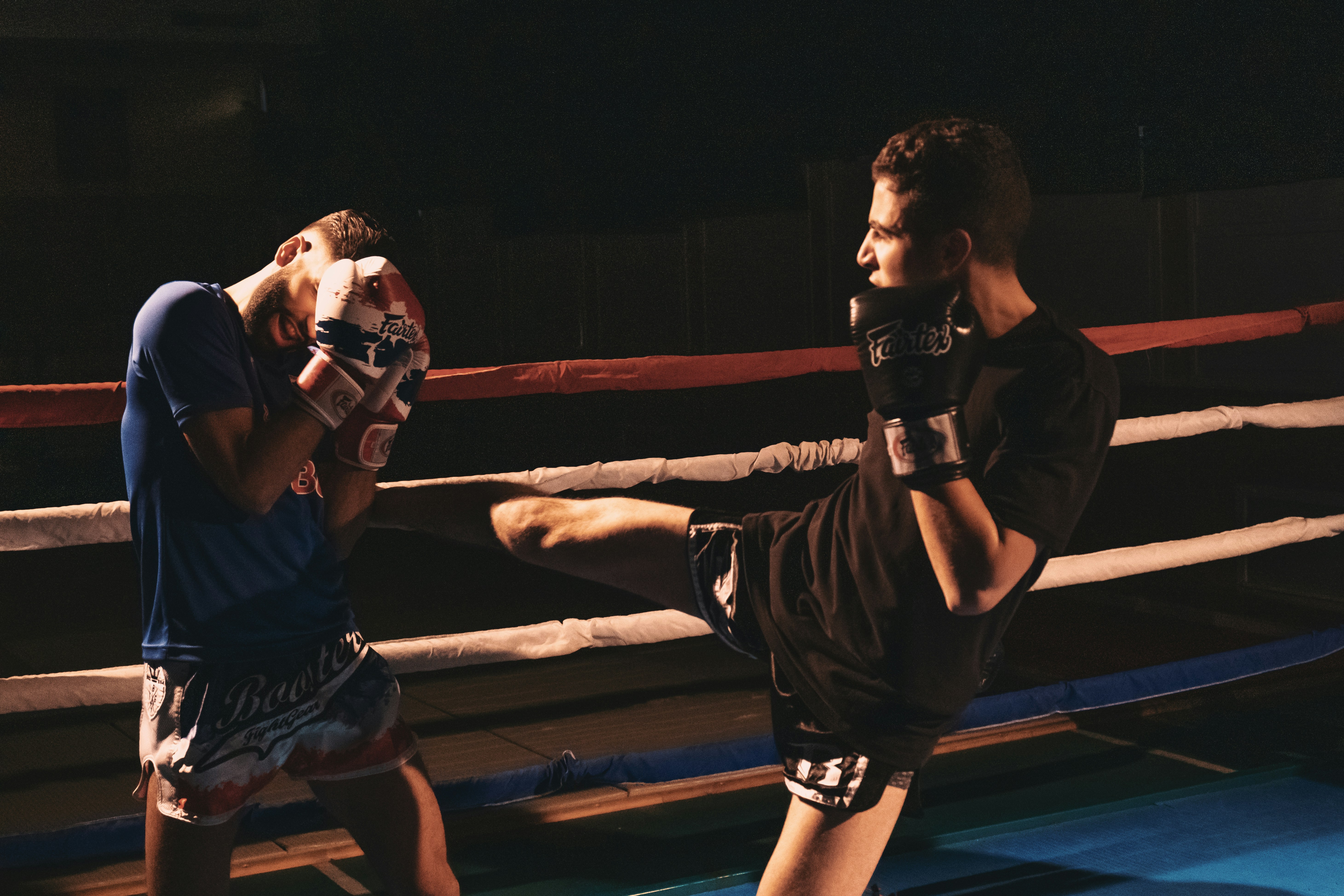 hombre practicando artes marciales mixtas