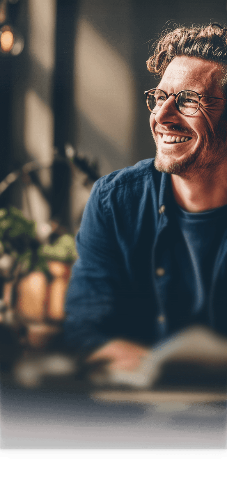 Ευτυχισμένος ιδιοκτήτης e-shop χαμογελά βλέποντας τις πωλήσεις του ηλεκτρονικού του καταστήματος να αυξάνονται