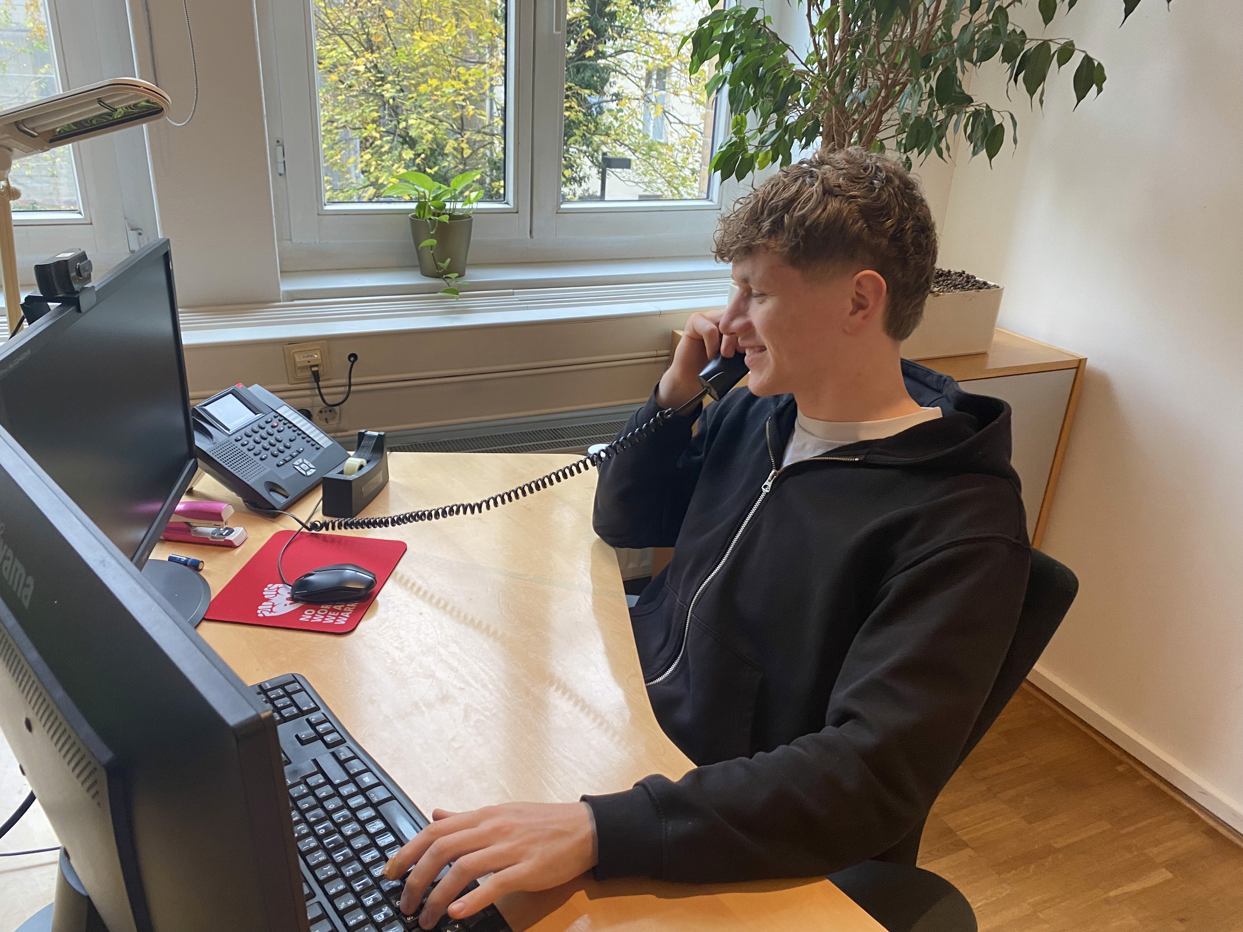 Jona Pahlke in der Agentur am Telefon 