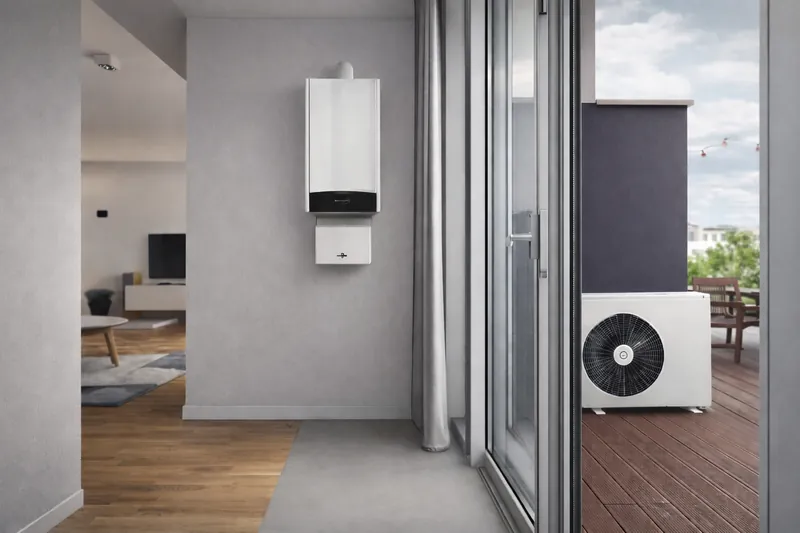 Sistema ibrido di riscaldamento con caldaia interna e unità esterna a pompa di calore