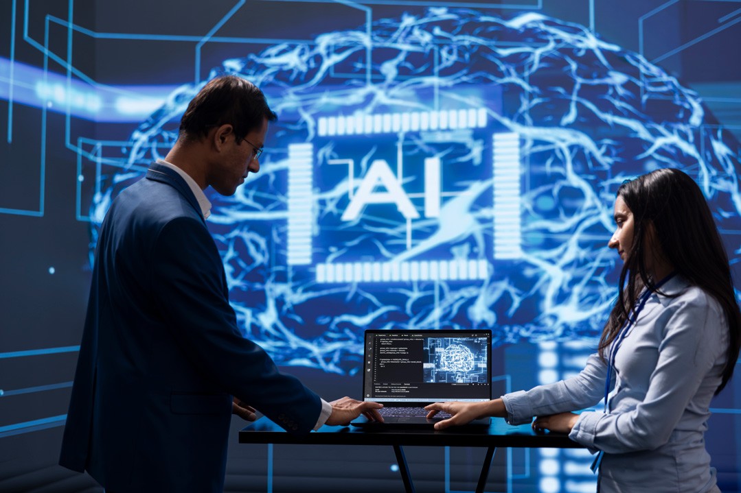 Specjaliści z agencji reklamowej analizujący dane i opracowujący strategię marketingową z wykorzystaniem sztucznej inteligencji, widoczną jako hologram mózgu.