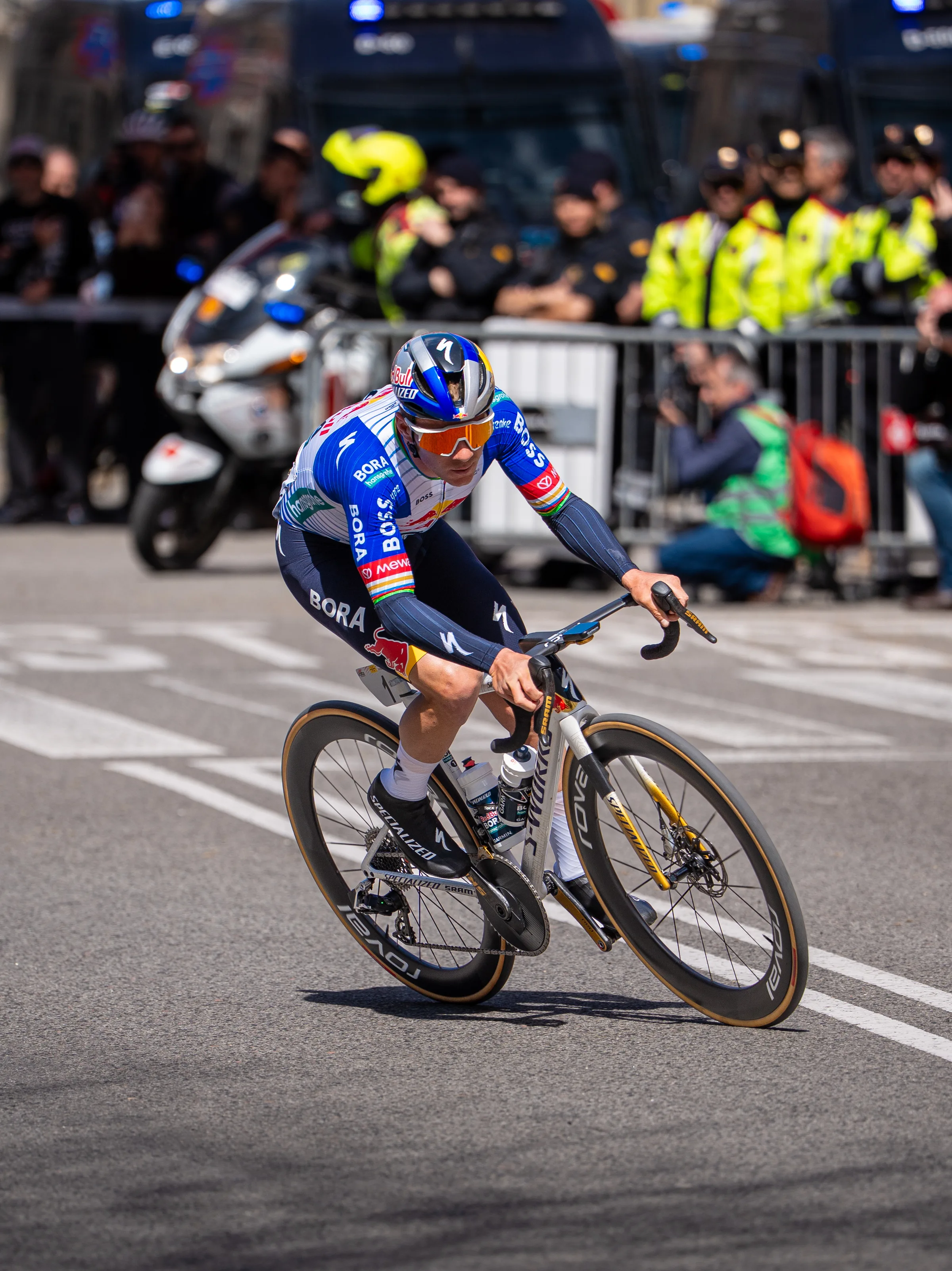 Ascenso de ciclistas en la Volta Ciclista a Catalunya 2026, foto profesional de Nolan Pardo
