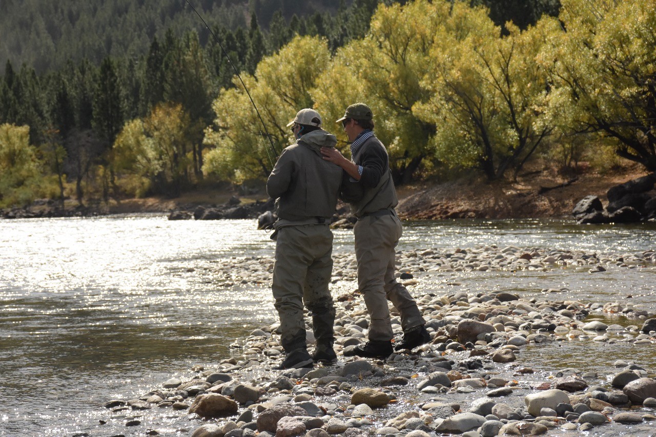 Pescadores y bote en el rio