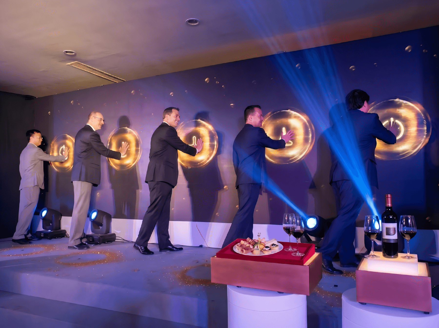 展覽開幕儀式上主持人於舞台致辭，配合剪綵與揭幕環節，為活動建立正式有分量的開場印象 Exhibition opening ceremony with host delivering a speech on stage and ribbon-cutting elements to create a formal and impactful start 展覽開幕儀式感 開幕致辭 剪綵典禮