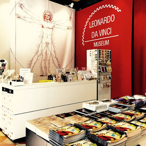 售卖列奥纳多·达·芬奇主题商品的礼品店,提供书籍、明信片和《维特鲁威人》海报等商品。招牌上写着“列奥纳多·达·芬奇博物馆”。