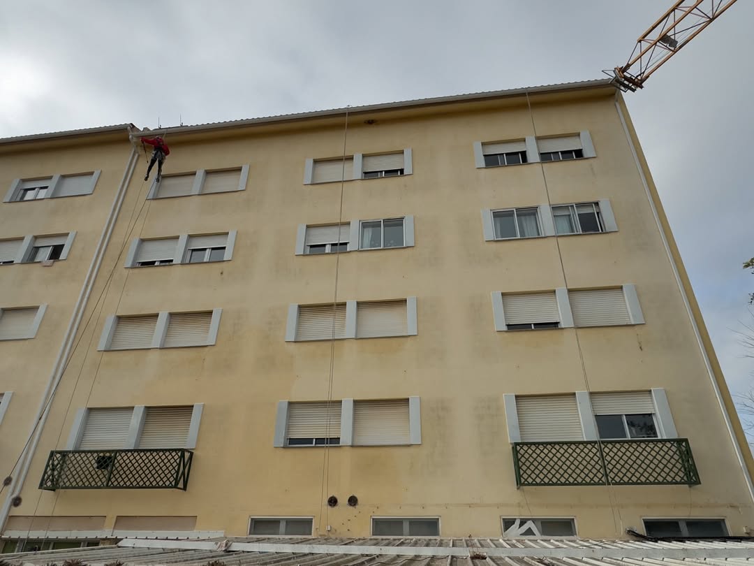 Pintura de fachada de prédio em Cascais pela Visual Up