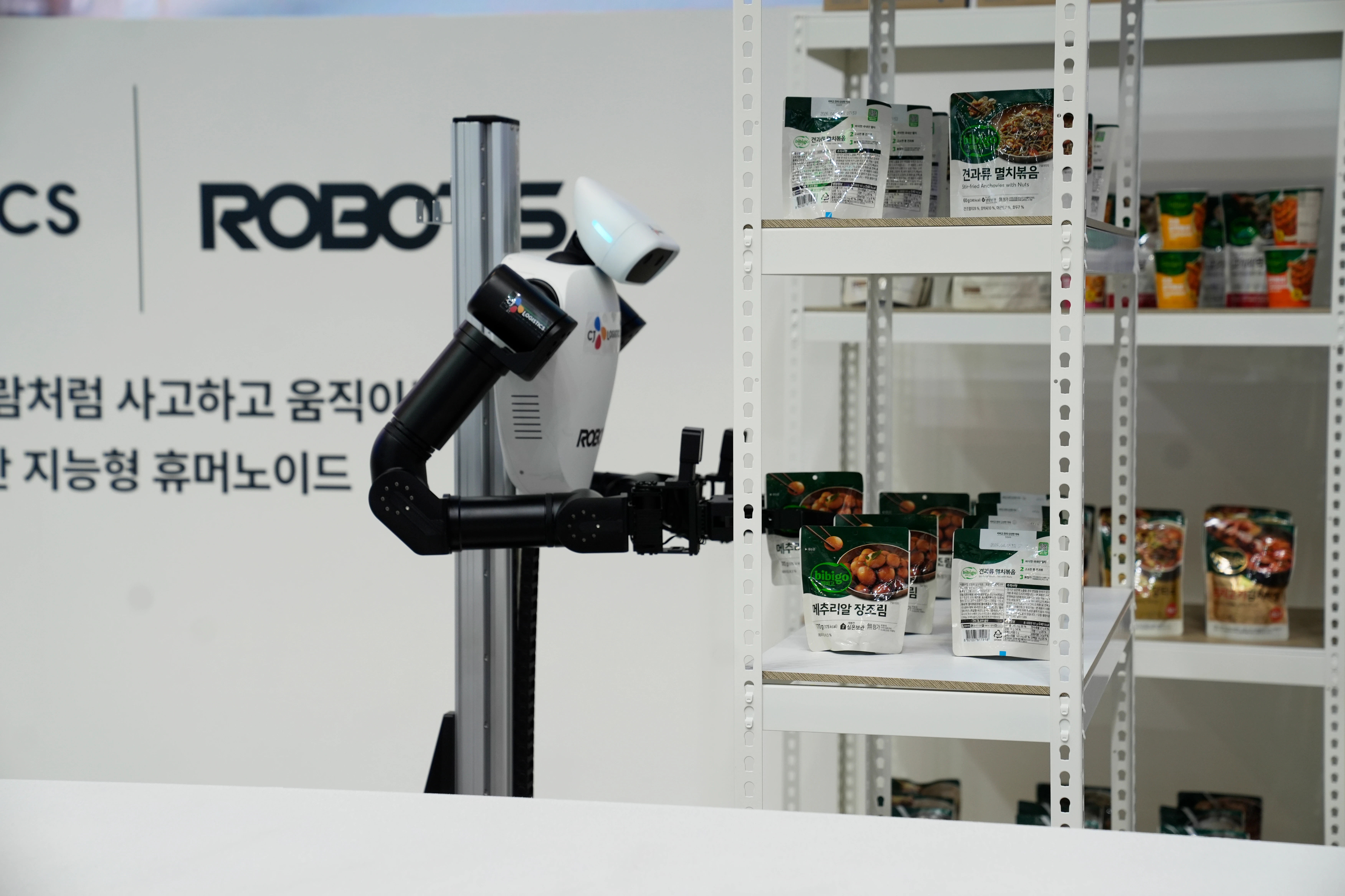 로봇은 사각지대 없는 비전 기술을 가지고 있습니다. 물건을 집을 때 팔에 시야가 가려지는 문제를 해결하기 위해, 머리뿐만 아니라 로봇 손 위에도 카메라를 장착했습니다. 덕분에 박스와 물체를 끊임없이 인지하며 오차 없는 작업을 수행합니다.