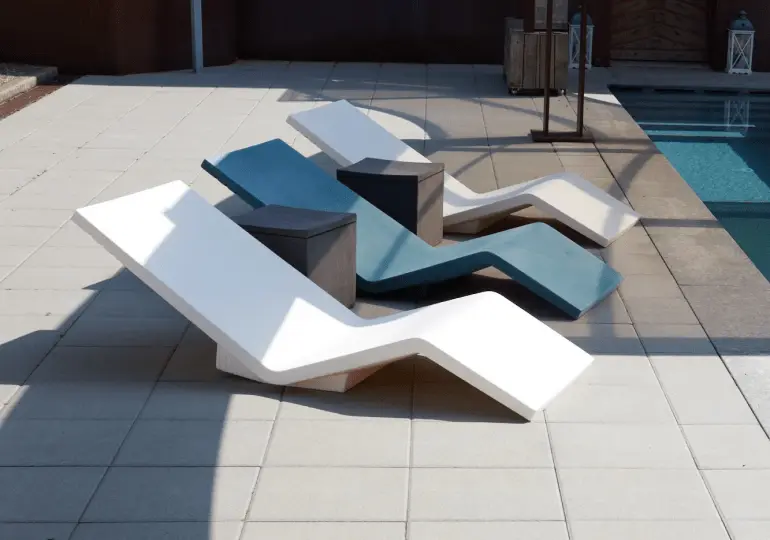 Aqua Lounger Moleskin en piscina minimalista