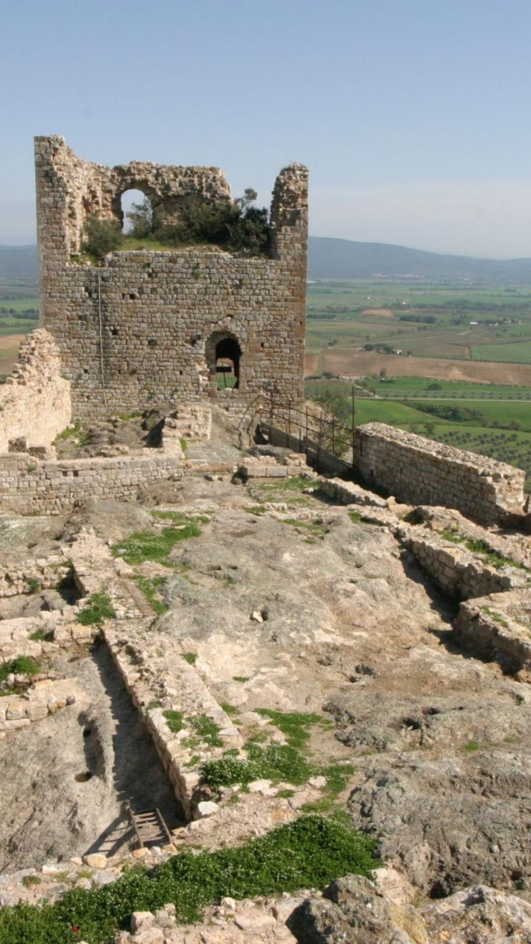 Le rovine del Castello di Montemassi con vista sulla pianura maremmana