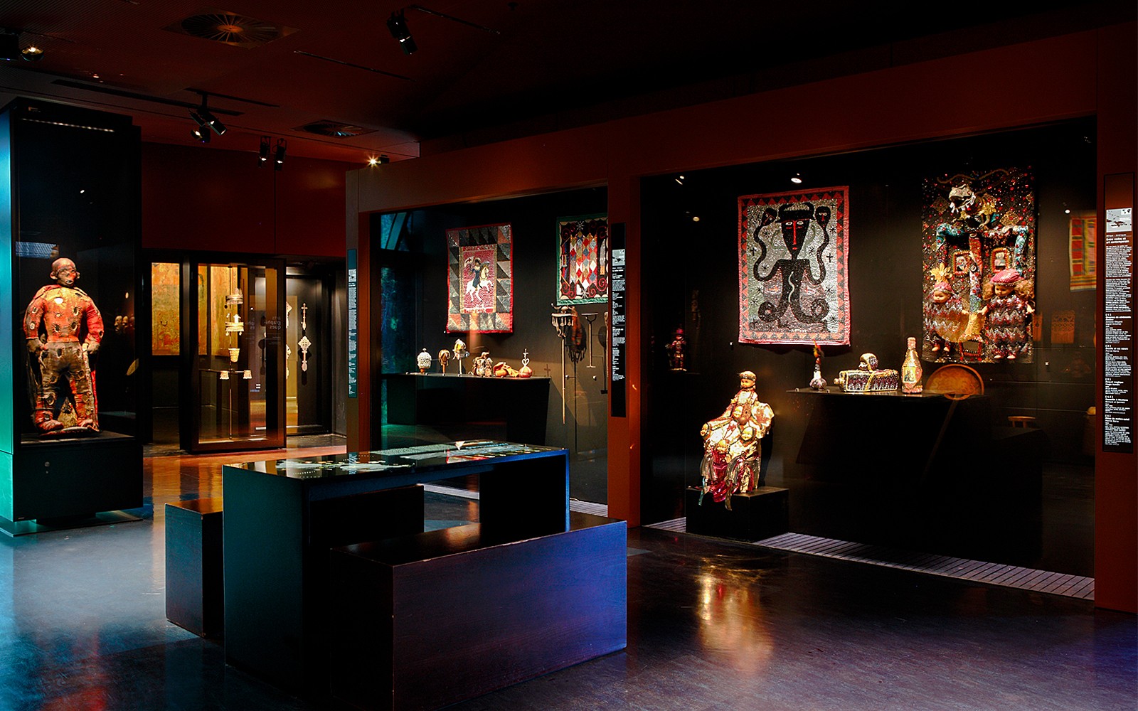 巴黎凯布朗利博物馆内部展览,陈列各类文化艺术品。