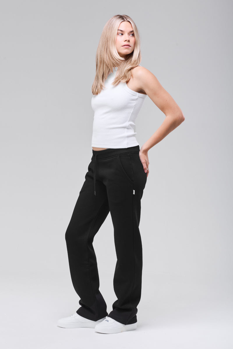 Full figure front, relaxed sweatpants silhouette