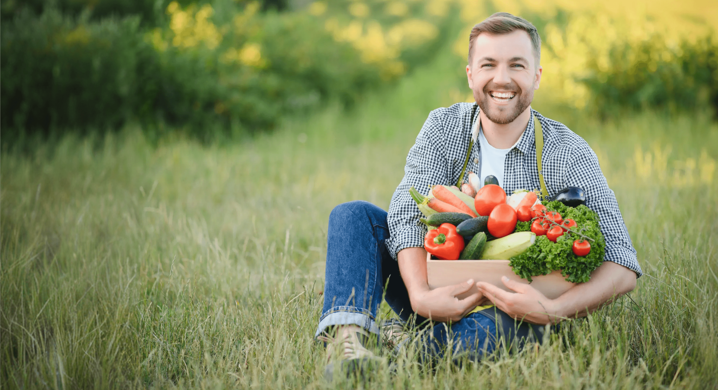 Homme souriant avec panier de légumes frais.