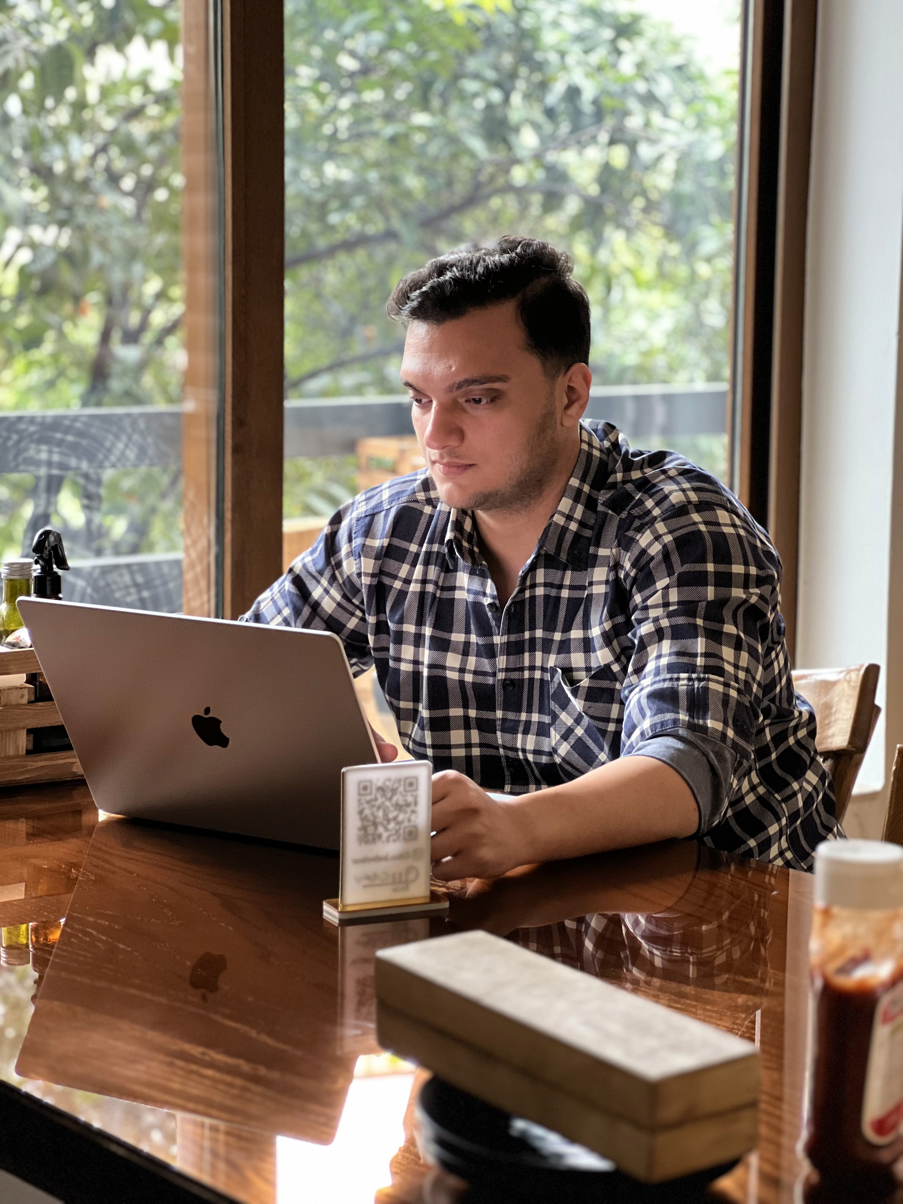 Hamzeh Ghoreyshi - Working with laptop