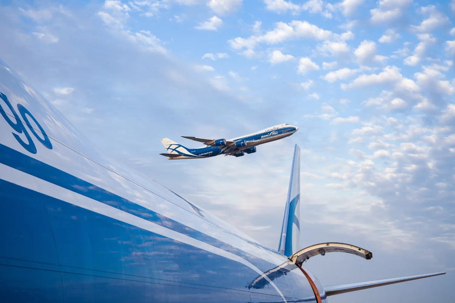 Frachtflugzeug startet für den internationalen Luftfrachttransport.