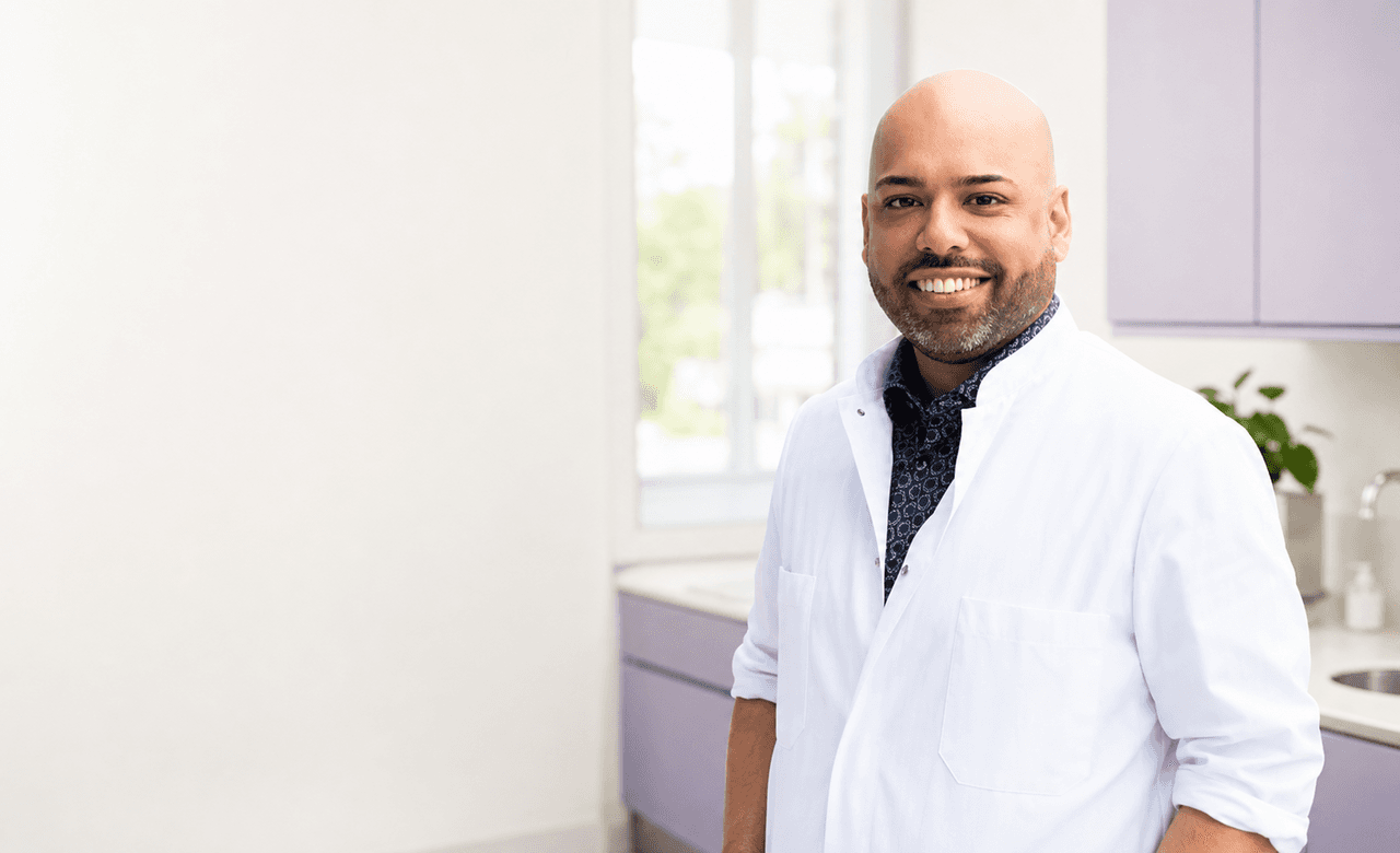 Vrouw met zichtbare haaruitdunning rond de scheiding en haarlijn, een veelvoorkomend patroon bij alopecia androgenetica.