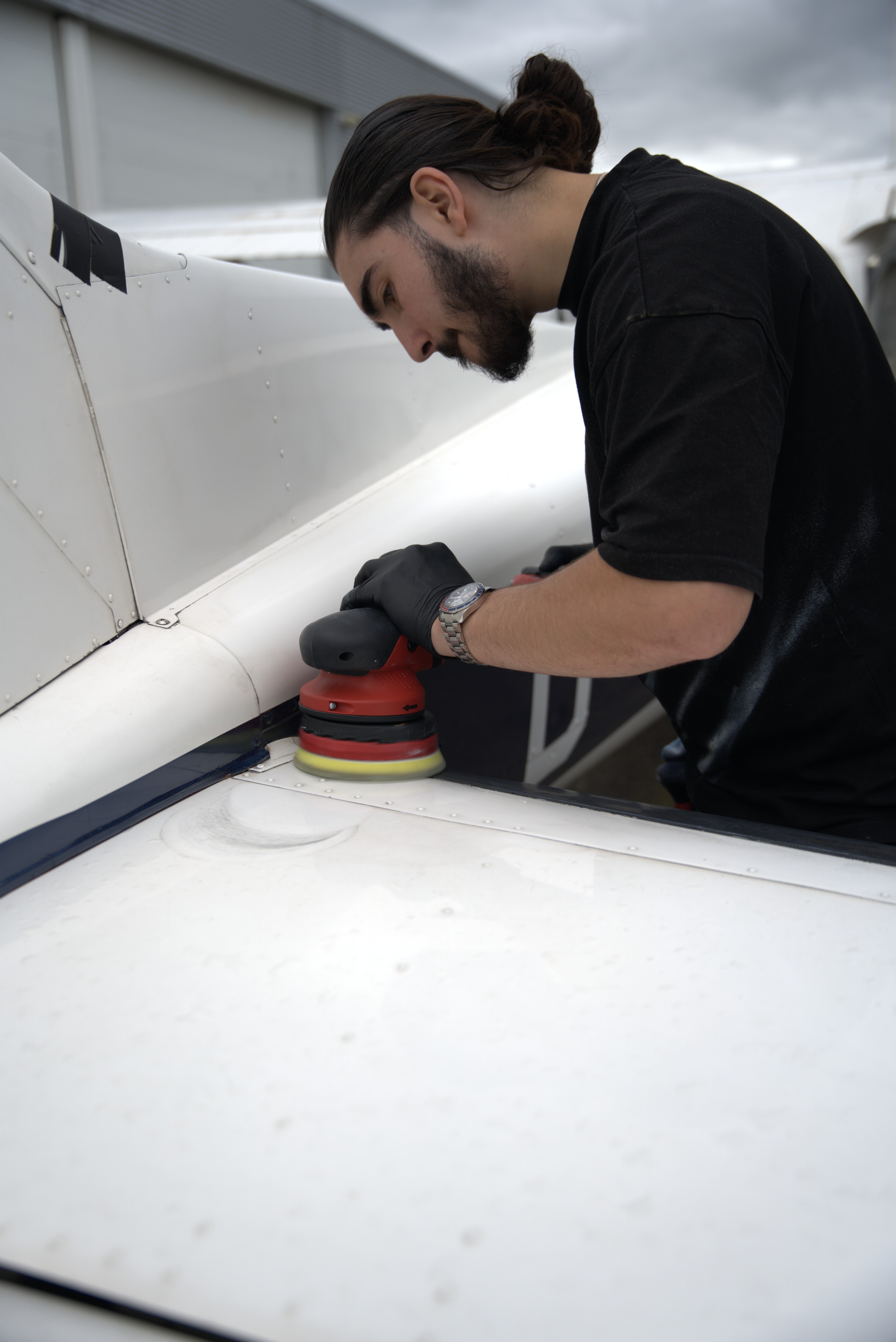 Polijsten van de vleugel van een vliegtuig voor een glanzend en beschermd vliegtuigexterieur.