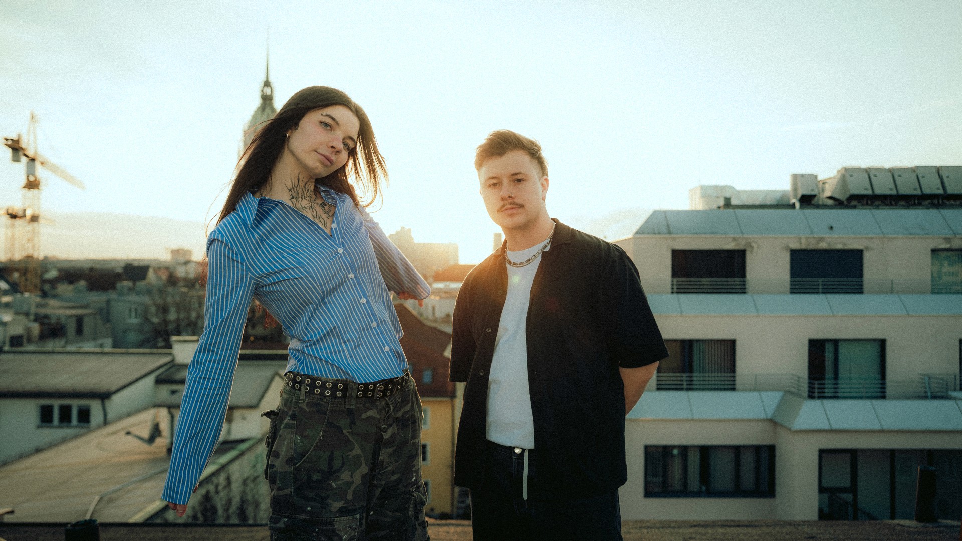 luna antonia portrait musicvidoe photo yellow, 2 singers on a rooftop in munich, sundowner 