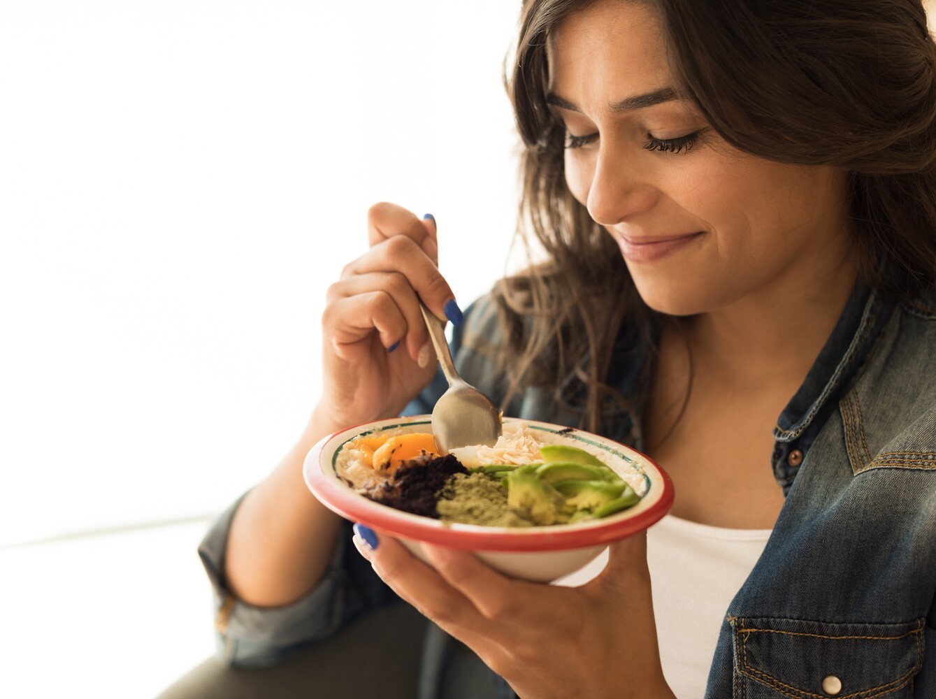 woman eating a healthy meal with lots of nutrients to support her swim workouts for weight loss