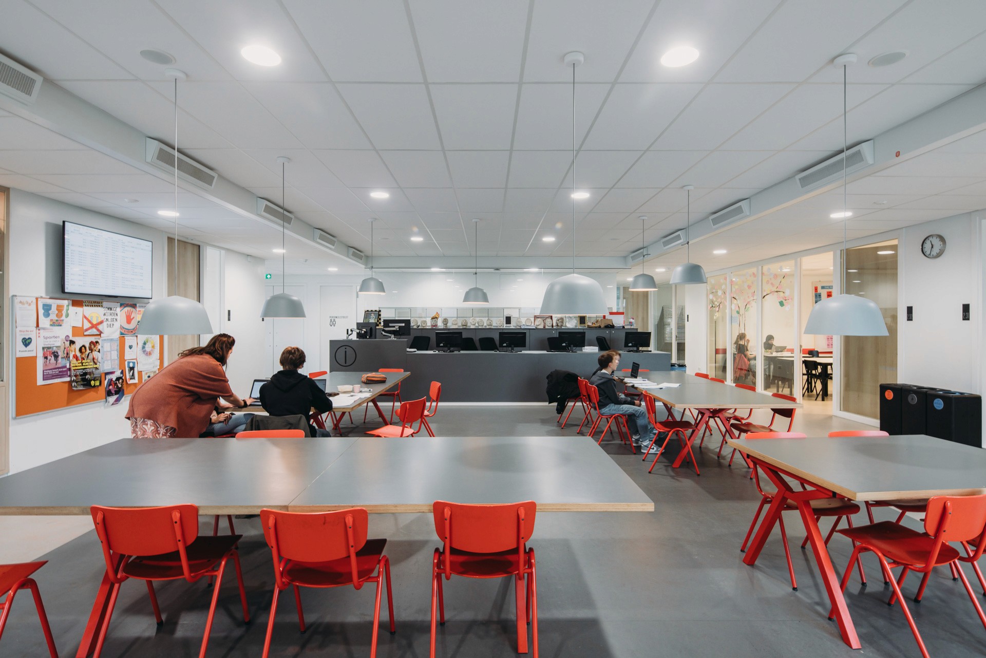 Interior photo of the learning plaza's on one of the floors in the new building of the Metis Montessori Lyceum in Amsterdam