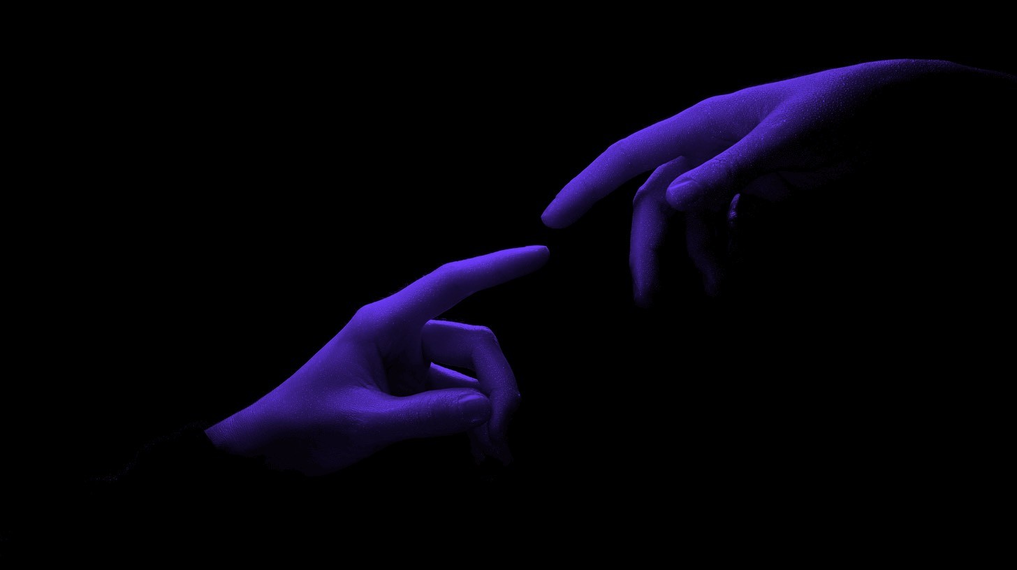 dve ruky, ktoré sa skoro dotýkajú