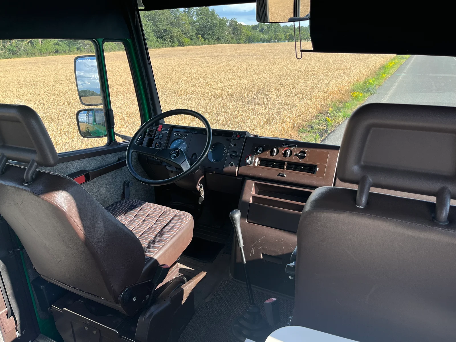 Původní kabina řidiče Mercedesu 711D s dobovou přístrojovou deskou a volantem.